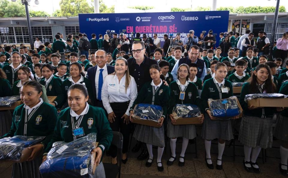 Entrega de útiles a estudiantes queretanos