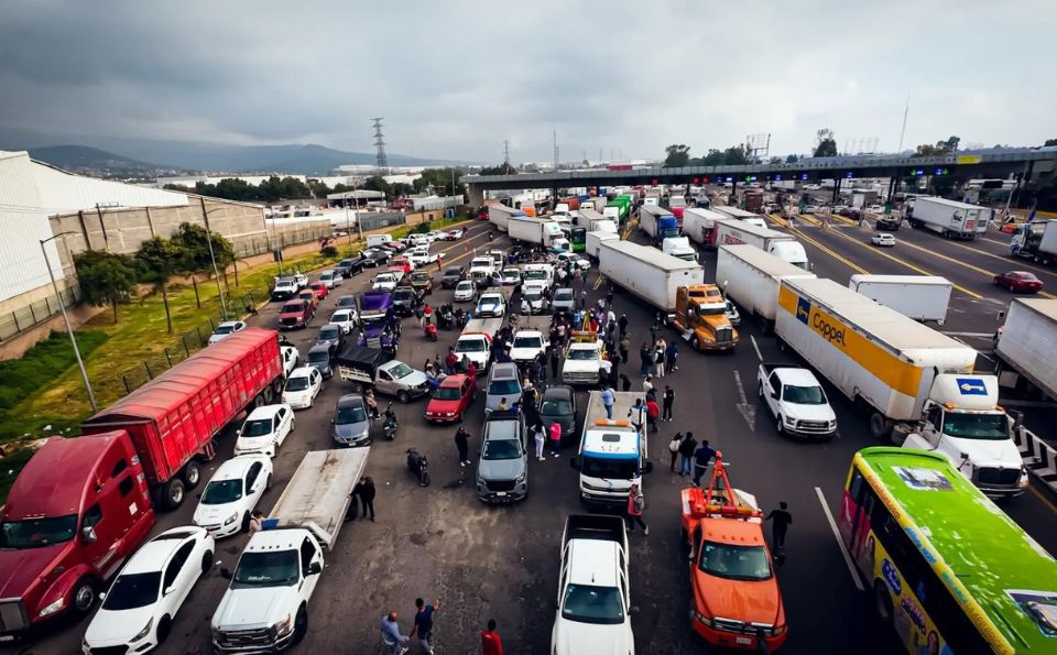 Carga vehicular y obras generan tránsito lento en la Autopista México–Querétaro